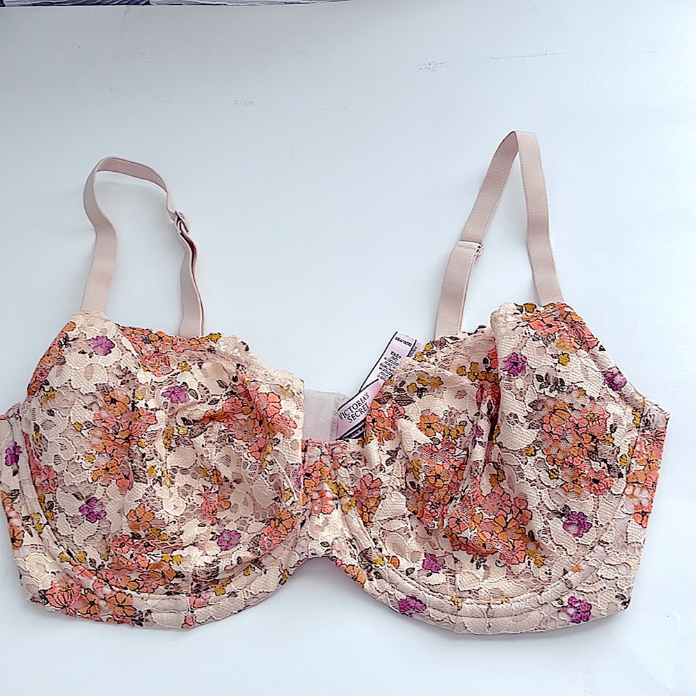 Victoria’s Secret Beige Floral Lace Bra with convertible straps. size 38DD